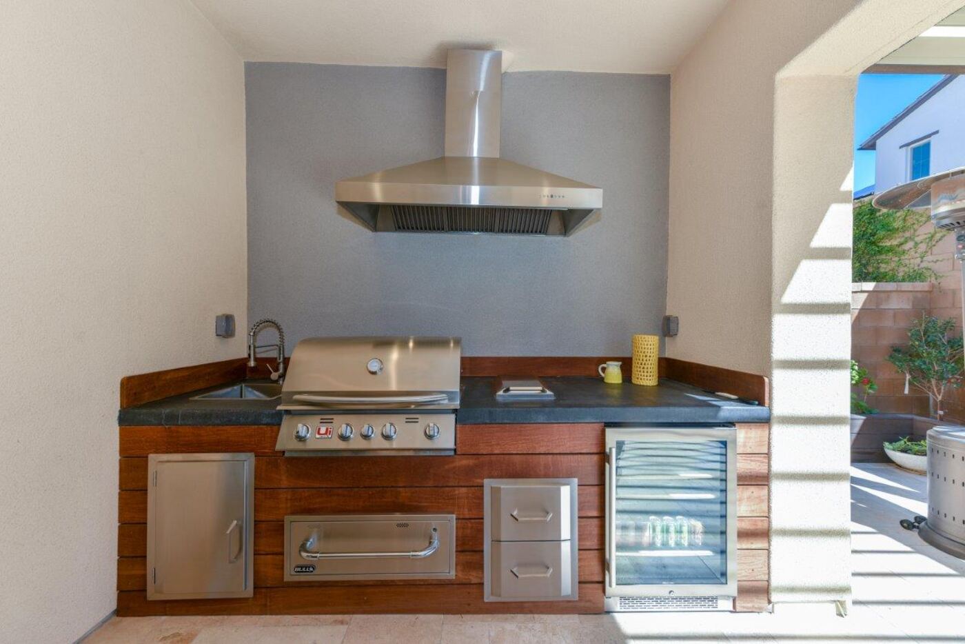 Outdoor kitchen with grill and hood